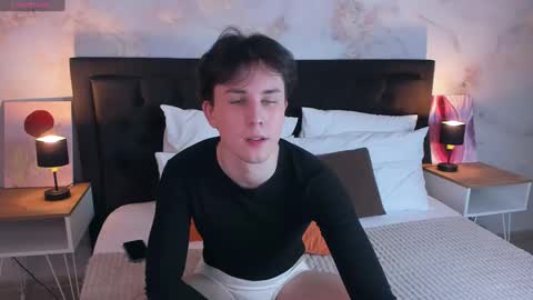 Snapshot of adrianoaubert chatting on February 12, 10:35 am adrianoaubert online show from February 12, 10:35 am