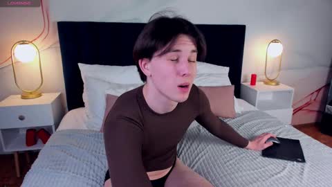 Snapshot of adrianoaubert chatting on March 8, 9:28 am adrianoaubert online show from March 8, 9:28 am