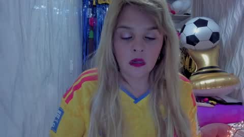 Snapshot of adriiana_fox_ chatting on June 17, 6:20 pm adriiana_fox_ online show from June 17, 6:20 pm