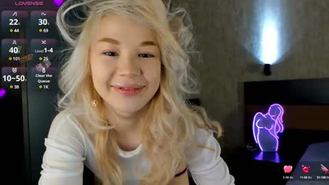 Snapshot of aeries_steel chatting on December 11, 3:24 am Aeries online show from December 11, 3:24 am