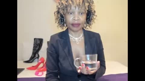 Snapshot of aficangagqueen chatting on May 18, 3:57 am AfricanSquirtQueen online show from May 18, 3:57 am