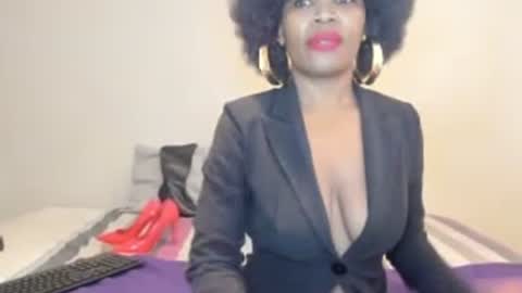 Snapshot of aficangagqueen chatting on June 17, 7:11 am AfricanSquirtQueen online show from June 17, 7:11 am