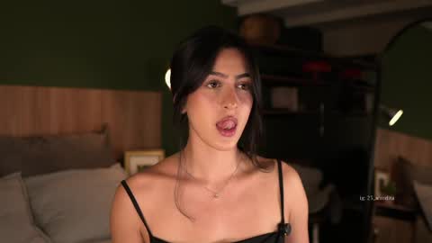 Snapshot of afrodita__25 chatting on May 9, 11:32 pm Emma online show from May 9, 11:32 pm