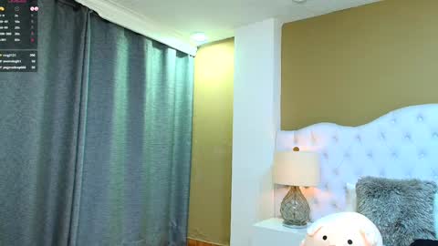 Snapshot of agatha_lenon chatting on December 18, 10:57 pm Agatha online show from December 18, 10:57 pm