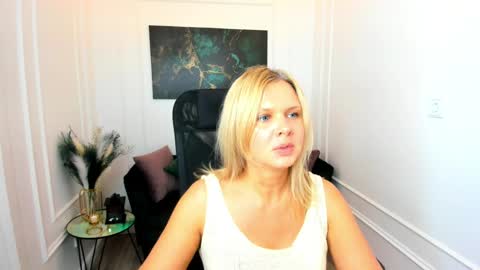 Snapshot of agathaklouin chatting on June 7, 11:25 am Agatha online show from June 7, 11:25 am
