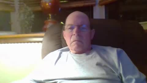 aguynrkfrd online show from December 14, 9:47 am