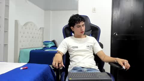 Snapshot of aiiden_15 chatting on March 1, 2:44 pm Aiden online show from March 1, 2:44 pm