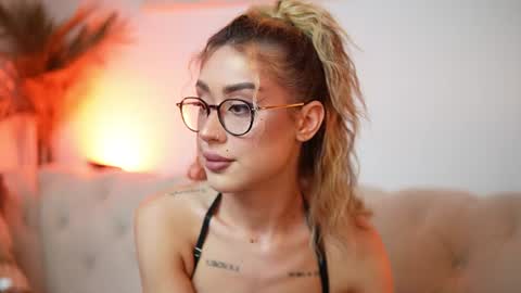 Snapshot of aileenaxa chatting on August 1, 8:19 pm Aileen online show from August 1, 8:19 pm