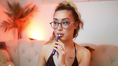 Snapshot of aileenaxa chatting on August 5, 8:44 pm Aileen online show from August 5, 8:44 pm