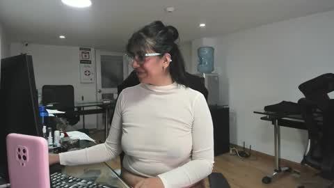 Snapshot of aisha_latina chatting on November 19, 3:23 pm Katie online show from November 19, 3:23 pm