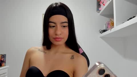 Snapshot of aitana05 chatting on November 17, 2:28 am VALENTINA independent online show from November 17, 2:28 am