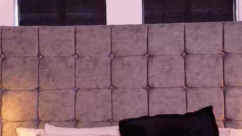 Queen Dumont   online show from March 17, 7:17 pm