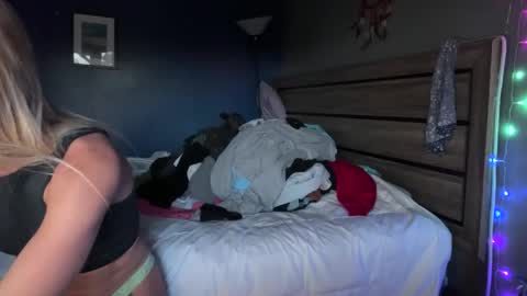 Snapshot of ajmiller25 chatting on April 24, 2:36 am AJ online show from April 24, 2:36 am