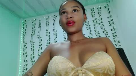 akemy_saunderz online show from June 1, 2:46 am