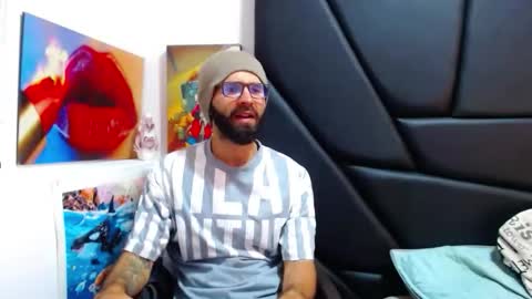 Snapshot of akiles_r chatting on March 18, 11:30 pm akiles online show from March 18, 11:30 pm