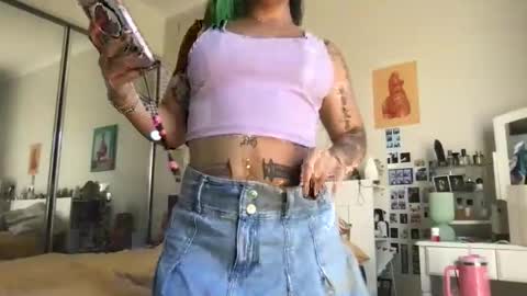 Snapshot of akirazayy chatting on December 3, 11:25 pm Akira Zay online show from December 3, 11:25 pm