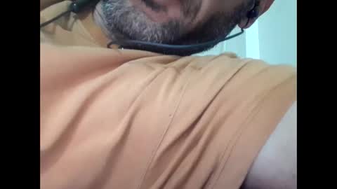 Snapshot of akram_40 chatting on April 26, 7:00 pm Brown arab man online show from April 26, 7:00 pm