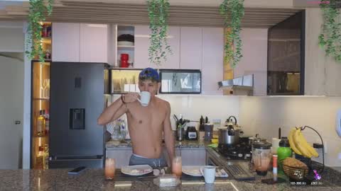 Snapshot of al_miko chatting on December 5, 6:33 pm Al Fox Miko Fortuni online show from December 5, 6:33 pm