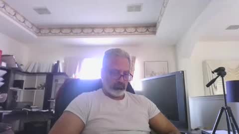 Snapshot of aladdin31673 chatting on March 1, 9:06 pm aladdin31673 online show from March 1, 9:06 pm