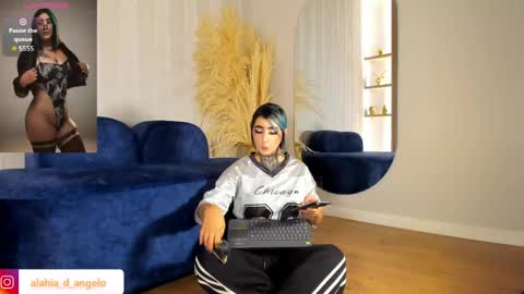 Snapshot of alahia_dangelo_ chatting on May 22, 6:35 pm ALAHIA online show from May 22, 6:35 pm