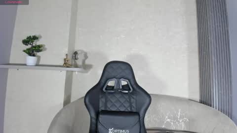 Snapshot of alahia_dangelo_ chatting on May 24, 5:51 pm ALAHIA online show from May 24, 5:51 pm