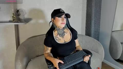 Snapshot of alahia_dangelo_ chatting on May 31, 3:08 pm ALAHIA online show from May 31, 3:08 pm