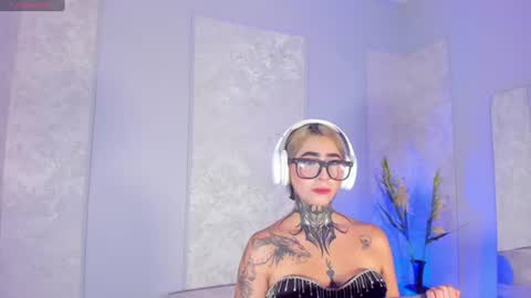 Snapshot of alahia_dangelo_ chatting on July 11, 5:37 pm ALAHIA online show from July 11, 5:37 pm