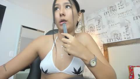 Snapshot of alahiacruz1 chatting on December 4, 3:16 am A L A H I A online show from December 4, 3:16 am