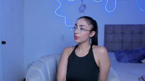 Snapshot of alaia_alegria chatting on May 4, 9:44 pm Alaia Alegria online show from May 4, 9:44 pm