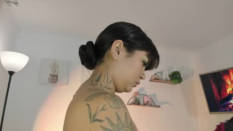 Snapshot of alaiarogerss chatting on June 5, 10:43 am online show from June 5, 10:43 am