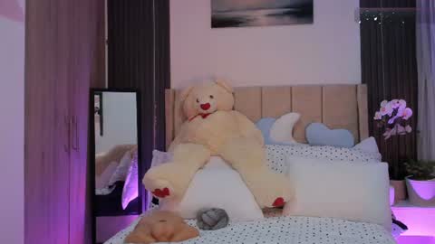 Snapshot of alaiasmile_ chatting on July 31, 4:17 pm online show from July 31, 4:17 pm