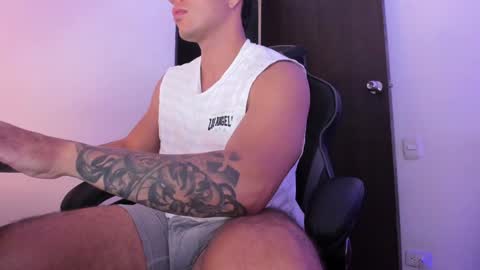 Snapshot of alan_muscle chatting on December 7, 6:10 am Alan online show from December 7, 6:10 am