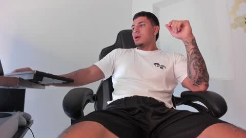 Snapshot of alan_muscle chatting on January 18, 4:53 pm Alan online show from January 18, 4:53 pm