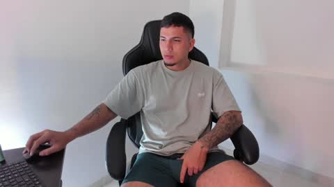 Snapshot of alan_muscle chatting on January 22, 5:16 am Alan online show from January 22, 5:16 am