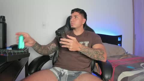 Snapshot of alan_muscle chatting on April 18, 2:26 am Alan online show from April 18, 2:26 am