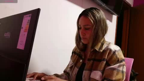 Snapshot of alana0701 chatting on May 16, 3:25 am Alana online show from May 16, 3:25 am