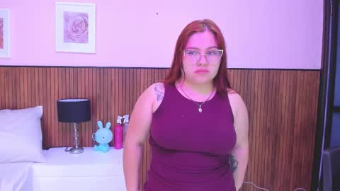 Snapshot of alana_glasses chatting on September 9, 11:54 am Alana online show from September 9, 11:54 am