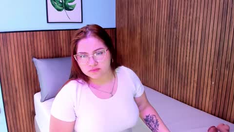 Snapshot of alana_glasses chatting on September 10, 12:05 pm Alana online show from September 10, 12:05 pm
