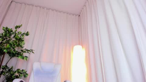 Snapshot of alanakimura_ chatting on February 15, 5:28 pm Alana silvana online show from February 15, 5:28 pm