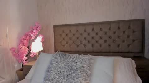 Snapshot of alanaxbrown chatting on June 21, 12:30 pm Tell me Alana online show from June 21, 12:30 pm