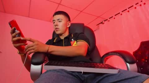 Aleck Boy online show from November 12, 8:52 pm