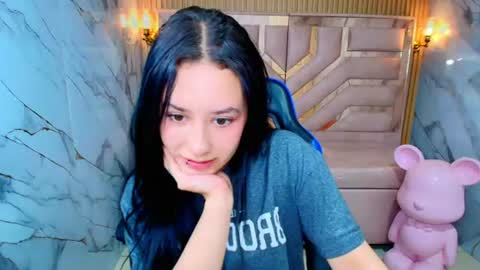 Snapshot of aleja_r_ chatting on June 12, 8:19 pm Aleja online show from June 12, 8:19 pm