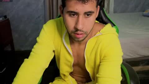 Snapshot of alejandrojf_00 chatting on May 4, 9:55 pm Daiki jack online show from May 4, 9:55 pm