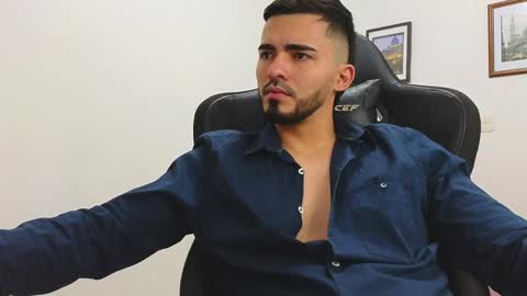 alejandroo_7 online show from January 21, 11:02 pm