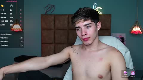 Snapshot of alejootwink chatting on December 3, 9:01 pm ALejoo Saenz online show from December 3, 9:01 pm