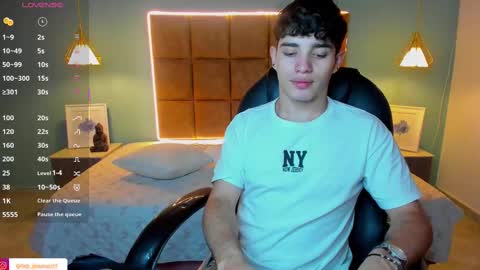 Snapshot of alejootwink chatting on September 19, 8:20 pm ALejoo Saenz online show from September 19, 8:20 pm