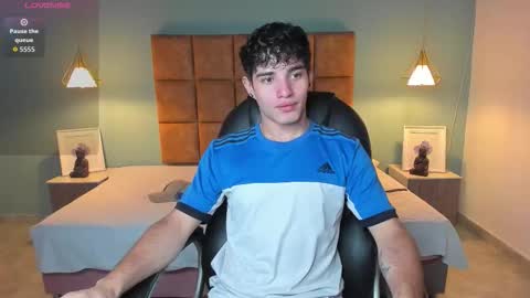 Snapshot of alejootwink chatting on November 14, 3:33 pm ALejoo Saenz online show from November 14, 3:33 pm