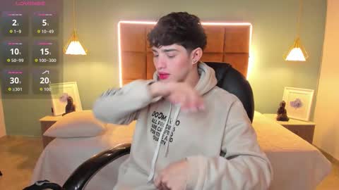 Snapshot of alejootwink chatting on December 2, 12:16 am ALejoo Saenz online show from December 2, 12:16 am