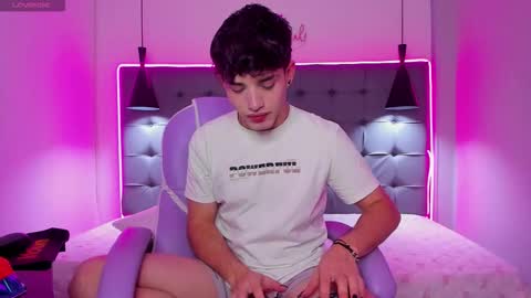 Snapshot of alejootwink chatting on December 15, 10:03 pm ALejoo Saenz online show from December 15, 10:03 pm