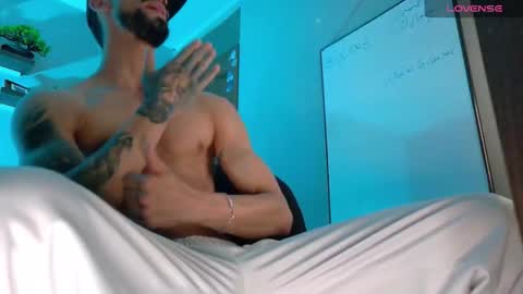 Kciqu3  Independent model online show from November 4, 12:10 am